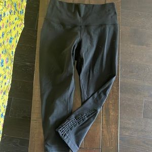 Lululemon capri with woven side